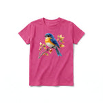 Un T-shirt framboise à manches courtes et col rond pour jeune, orné d'un motif représentant un oiseau sur le devant.