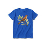 Un T-shirt royal à manches courtes et col rond pour jeune, orné d'un motif représentant un oiseau sur le devant.