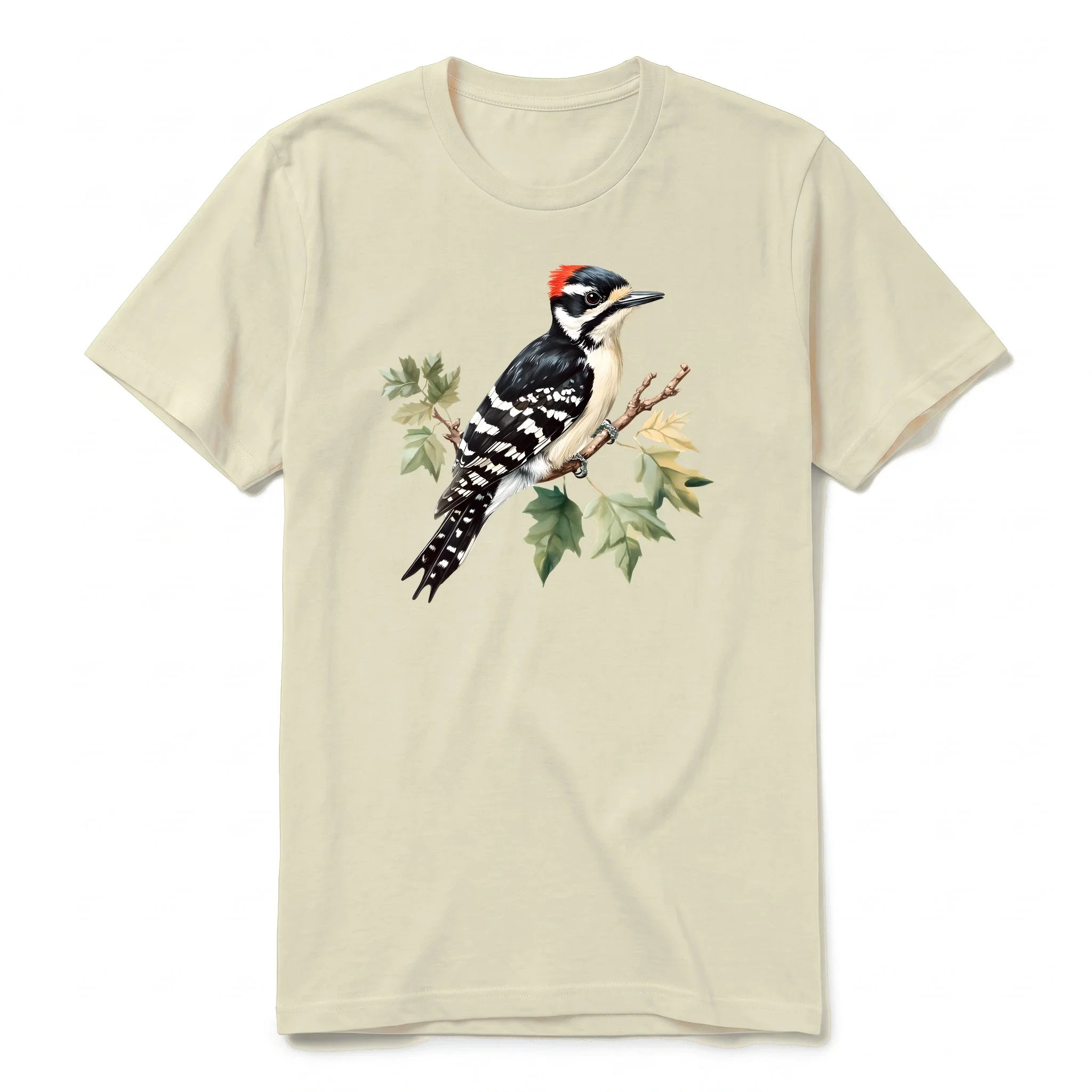 Un T-shirt latte T-shirt à col rond et manches courtes pour adulte, orné d'un motif représentant un oiseau sur le devant.
