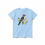 Un T-shirt poudre à manches courtes et col rond pour jeune, orné d'un motif représentant un oiseau sur le devant.