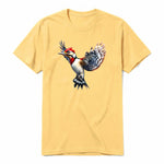 Un T-shirt moutarde T-shirt à col rond et manches courtes pour adulte, orné d'un motif représentant un oiseau sur le devant.