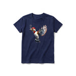 Un T-shirt marine à manches courtes et col rond pour jeune, orné d'un motif représentant un oiseau sur le devant.
