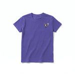 Un T-shirt violet à manches courtes et col rond pour jeune, orné d'un motif représentant un oiseau sur la poitrine gauche.