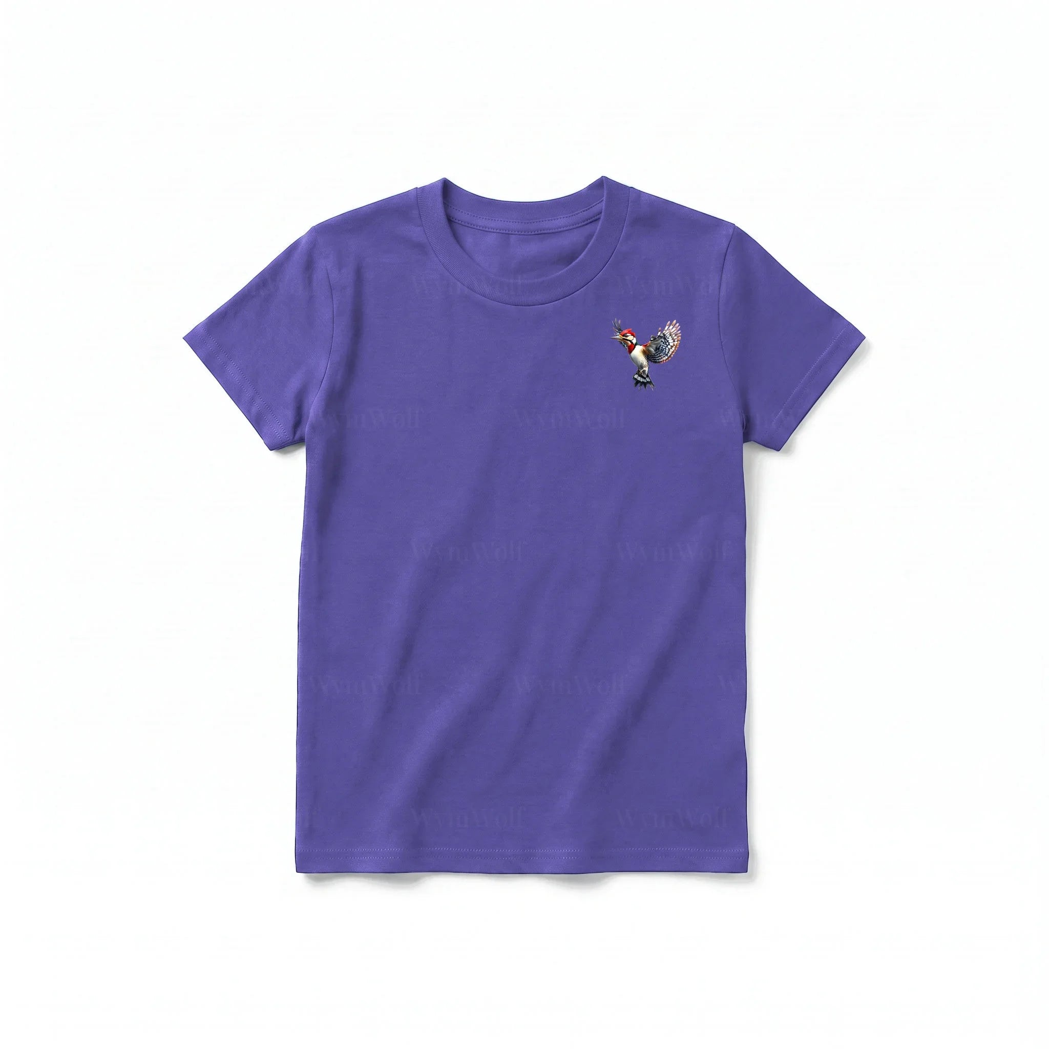 Un T-shirt violet à manches courtes et col rond pour jeune, orné d'un motif représentant un oiseau sur la poitrine gauche.