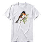 Un T-shirt gris cendré T-shirt à col rond et manches courtes pour adulte, orné d'un motif représentant un oiseau sur le devant.