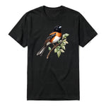 Un T-shirt noir T-shirt à col rond et manches courtes pour adulte, orné d'un motif représentant un oiseau sur le devant.