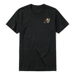 Un T-shirt noir T-shirt à col rond et manches courtes pour adulte, orné d'un motif représentant un oiseau sur la poitrine gauche.