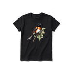 Un T-shirt noir à manches courtes et col rond pour jeune, orné d'un motif représentant un oiseau sur le devant.