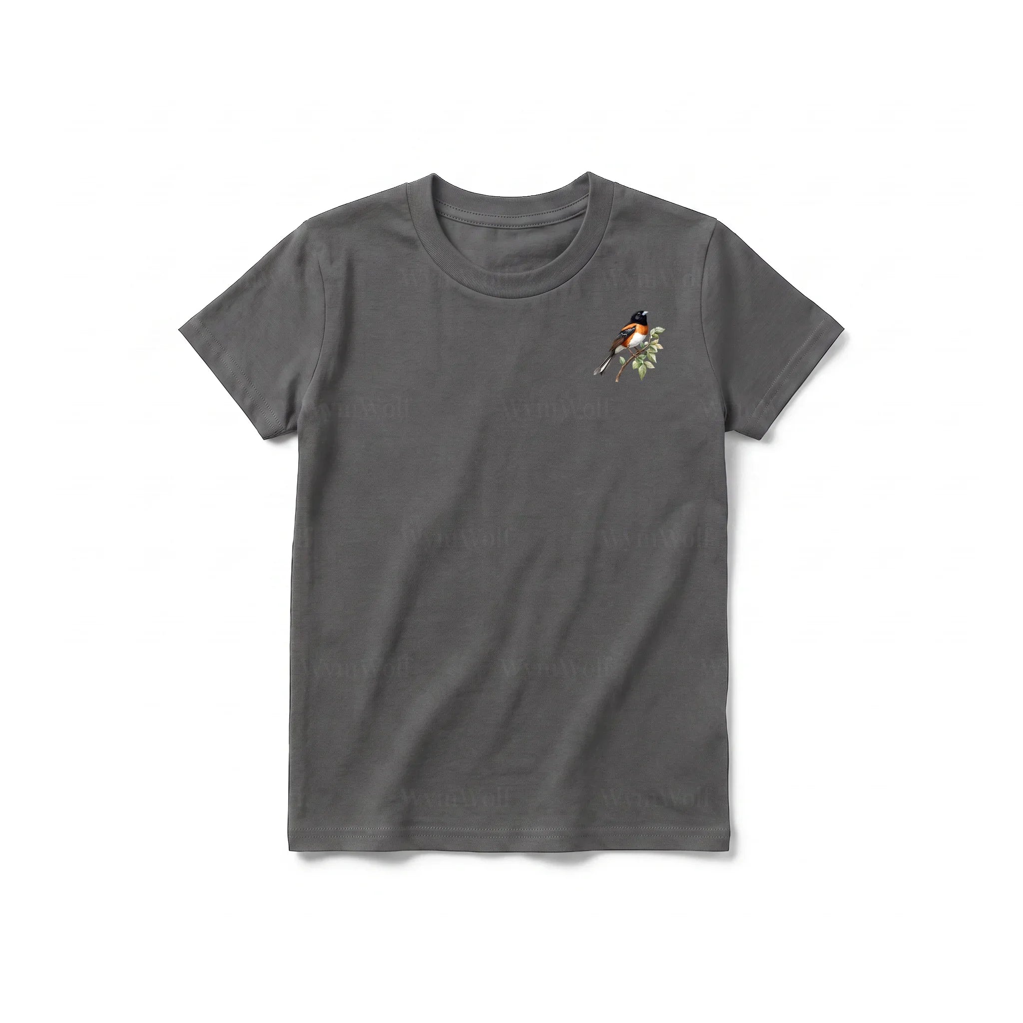Un T-shirt charbon à manches courtes et col rond pour jeune, orné d'un motif représentant un oiseau sur la poitrine gauche.