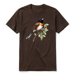 Un T-shirt chocolat T-shirt à col rond et manches courtes pour adulte, orné d'un motif représentant un oiseau sur le devant.