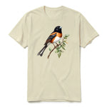 Un T-shirt latte T-shirt à col rond et manches courtes pour adulte, orné d'un motif représentant un oiseau sur le devant.