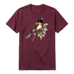 Un T-shirt marron T-shirt à col rond et manches courtes pour adulte, orné d'un motif représentant un oiseau sur le devant.
