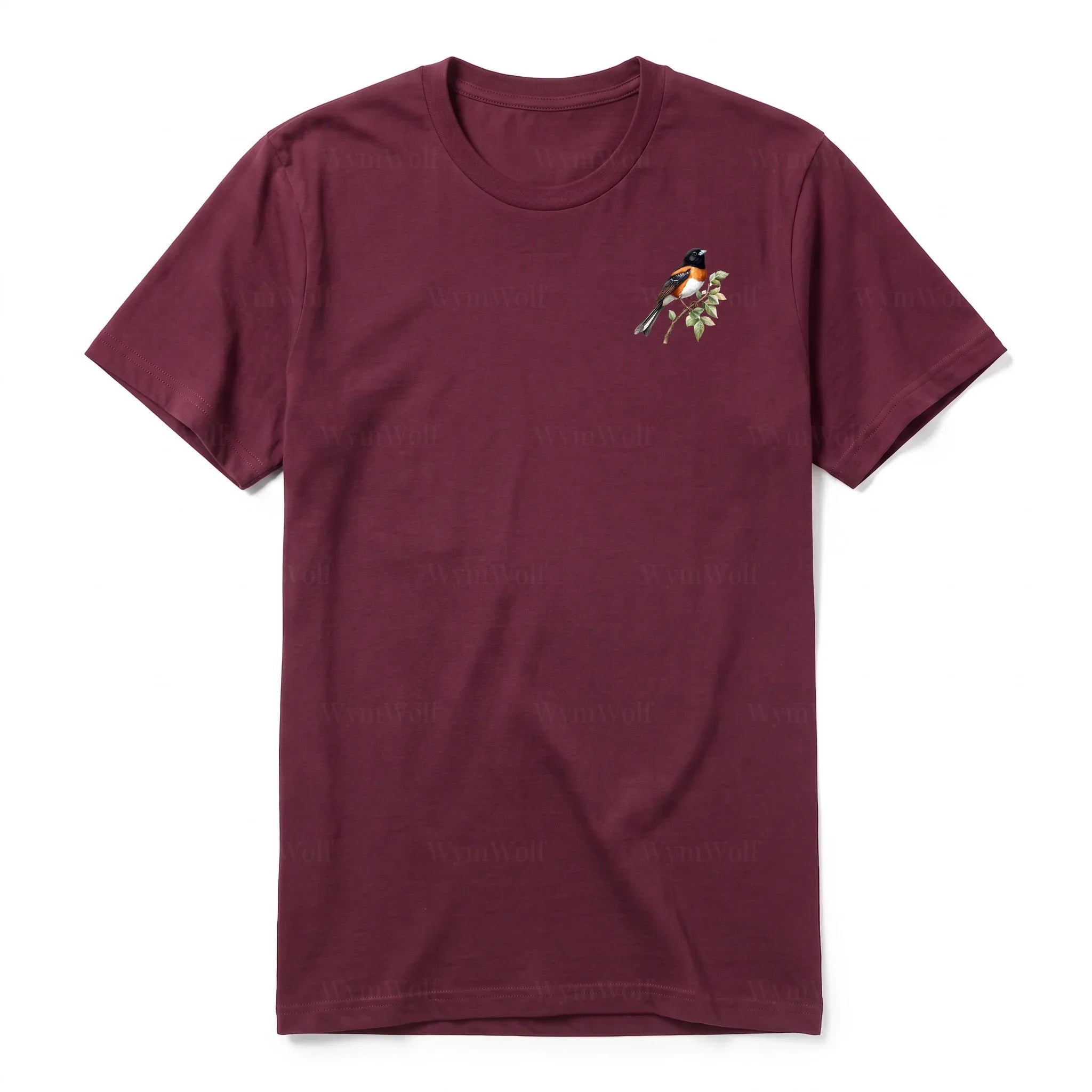 Un T-shirt marron T-shirt à col rond et manches courtes pour adulte, orné d'un motif représentant un oiseau sur la poitrine gauche.