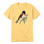Un T-shirt moutarde T-shirt à col rond et manches courtes pour adulte, orné d'un motif représentant un oiseau sur le devant.