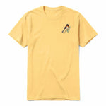 Un T-shirt moutarde T-shirt à col rond et manches courtes pour adulte, orné d'un motif représentant un oiseau sur la poitrine gauche.