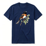 Un T-shirt marine T-shirt à col rond et manches courtes pour adulte, orné d'un motif représentant un oiseau sur le devant.