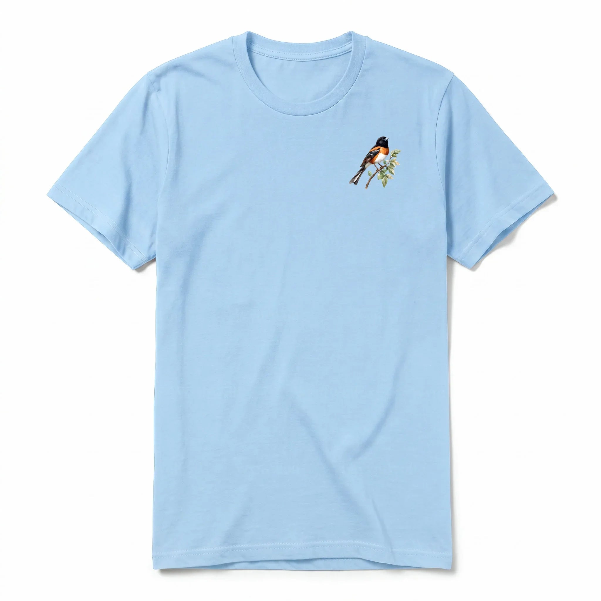 Un T-shirt poudre T-shirt à col rond et manches courtes pour adulte, orné d'un motif représentant un oiseau sur la poitrine gauche.