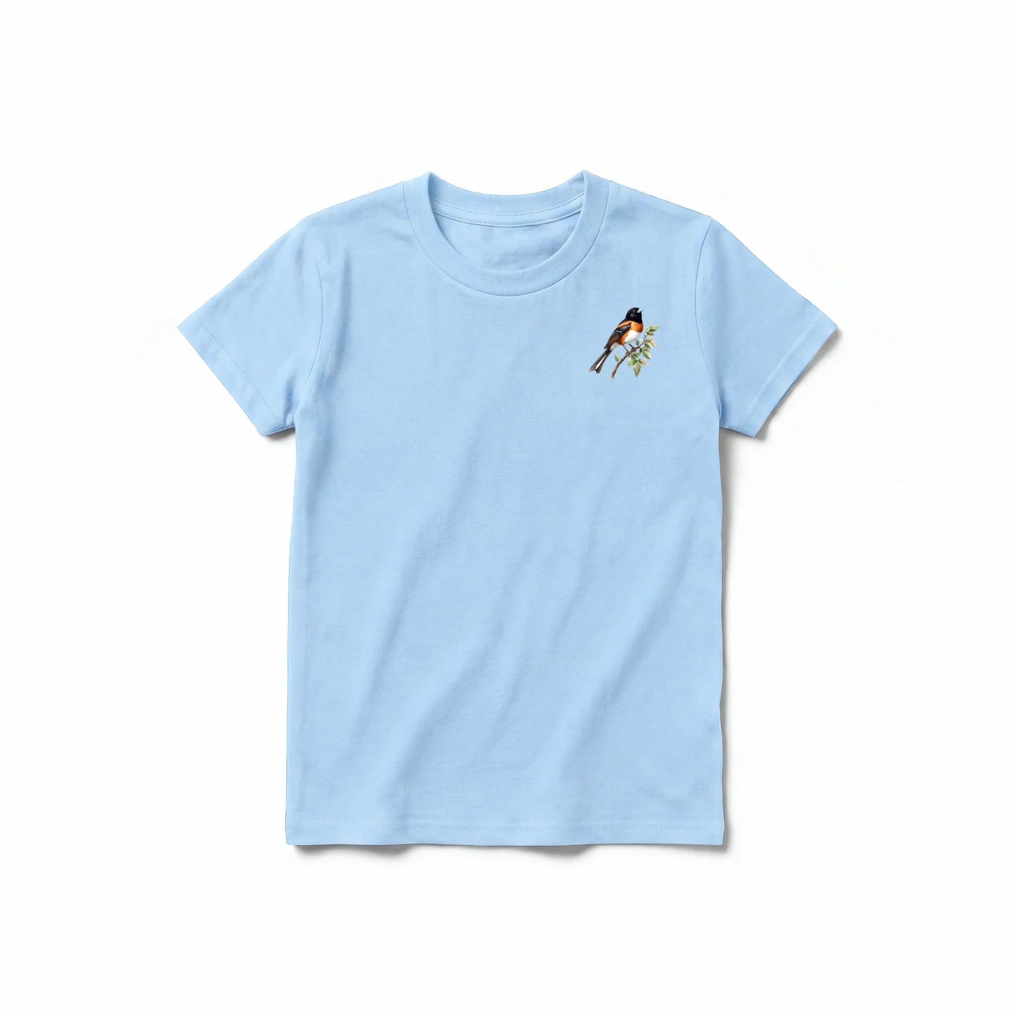 Un T-shirt poudre à manches courtes et col rond pour jeune, orné d'un motif représentant un oiseau sur la poitrine gauche.