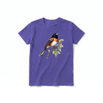 Un T-shirt violet à manches courtes et col rond pour jeune, orné d'un motif représentant un oiseau sur le devant.