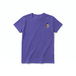 Un T-shirt violet à manches courtes et col rond pour jeune, orné d'un motif représentant un oiseau sur la poitrine gauche.