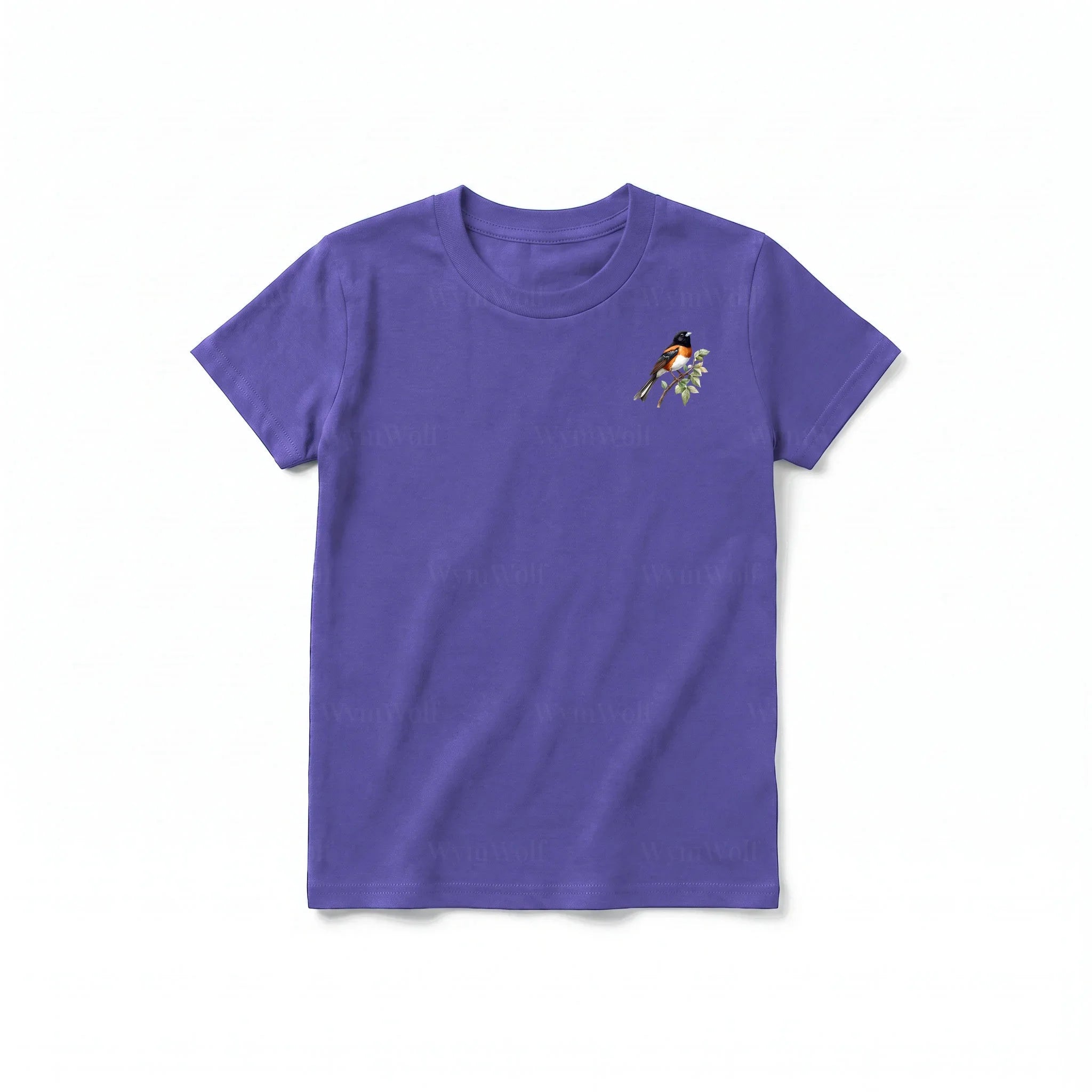 Un T-shirt violet à manches courtes et col rond pour jeune, orné d'un motif représentant un oiseau sur la poitrine gauche.