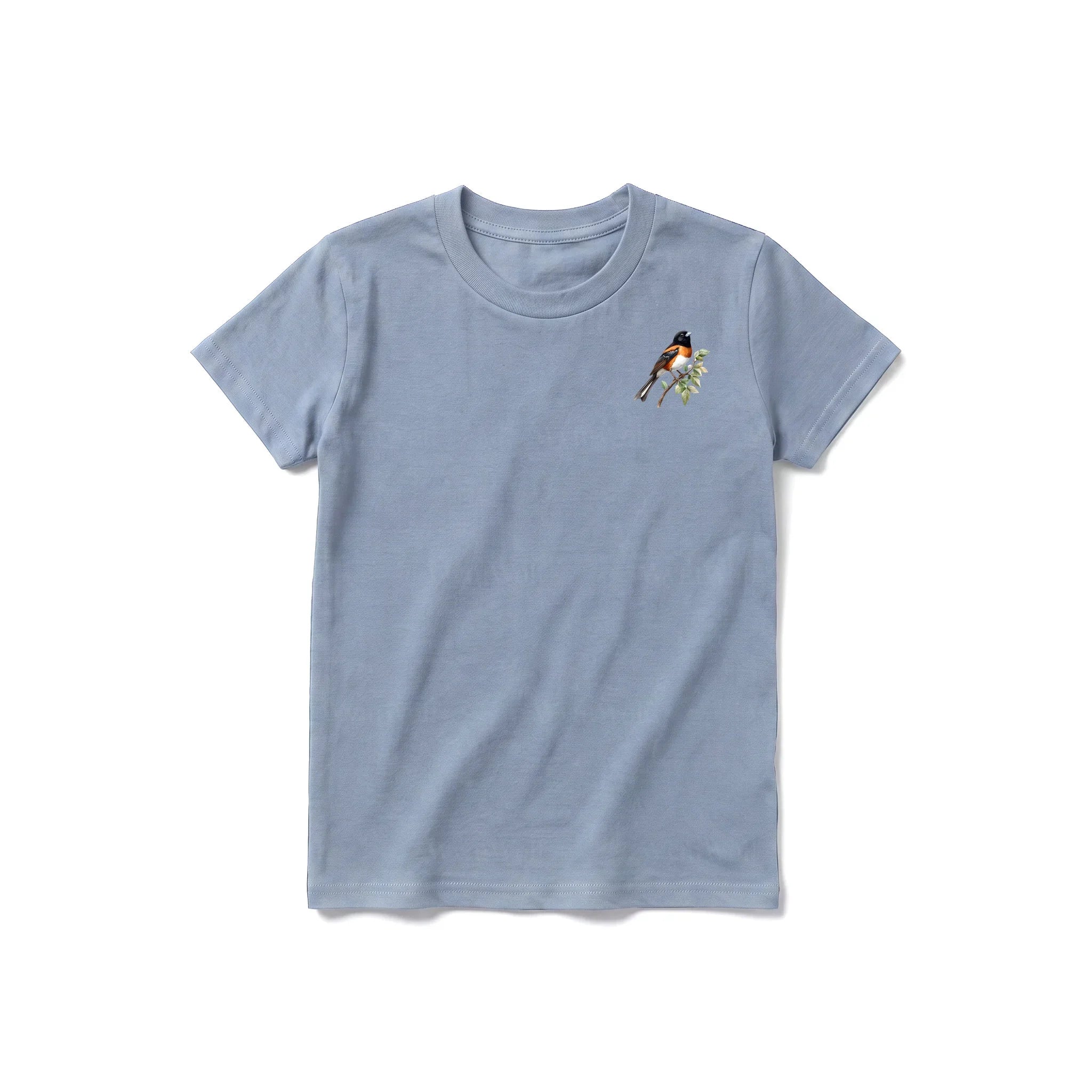 Un T-shirt steel-blue à manches courtes et col rond pour jeune, orné d'un motif représentant un oiseau sur la poitrine gauche.
