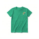 Un T-shirt kelly à manches courtes et col rond pour jeune, orné d'un motif représentant un oiseau sur la poitrine gauche.