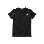 Un T-shirt noir à manches courtes et col rond pour jeune, orné d'un motif représentant un oiseau sur la poitrine gauche.