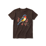 Un T-shirt chocolat à manches courtes et col rond pour jeune, orné d'un motif représentant un oiseau sur le devant.