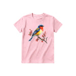 Un T-shirt rose à manches courtes et col rond pour jeune, orné d'un motif représentant un oiseau sur le devant.