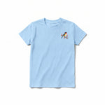 Un T-shirt poudre à manches courtes et col rond pour jeune, orné d'un motif représentant un oiseau sur la poitrine gauche.