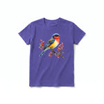 Un T-shirt violet à manches courtes et col rond pour jeune, orné d'un motif représentant un oiseau sur le devant.