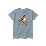 Un T-shirt sauge à manches courtes et col rond pour jeune, orné d'un motif représentant un oiseau sur le devant.