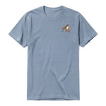 Un T-shirt steel-blue T-shirt à col rond et manches courtes pour adulte, orné d'un motif représentant un oiseau sur la poitrine gauche.