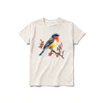 Un T-shirt blanc vintage à manches courtes et col rond pour jeune, orné d'un motif représentant un oiseau sur le devant.
