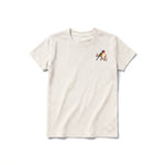 Un T-shirt blanc vintage à manches courtes et col rond pour jeune, orné d'un motif représentant un oiseau sur la poitrine gauche.