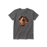 Un T-shirt charbon à manches courtes et col rond pour jeune, orné d'un motif représentant un chien sur le devant.