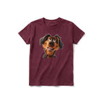 Un T-shirt marron à manches courtes et col rond pour jeune, orné d'un motif représentant un chien sur le devant.