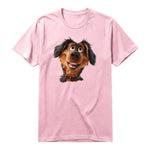 Un T-shirt rose à manches courtes et col rond, orné d'un motif représentant un chien sur le devant.