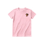 Un T-shirt rose à manches courtes et col rond pour jeune, orné d'un motif représentant un chien sur la poitrine gauche.