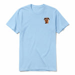 Un T-shirt poudre à manches courtes et col rond, orné d'un motif représentant un chien sur la poitrine gauche.