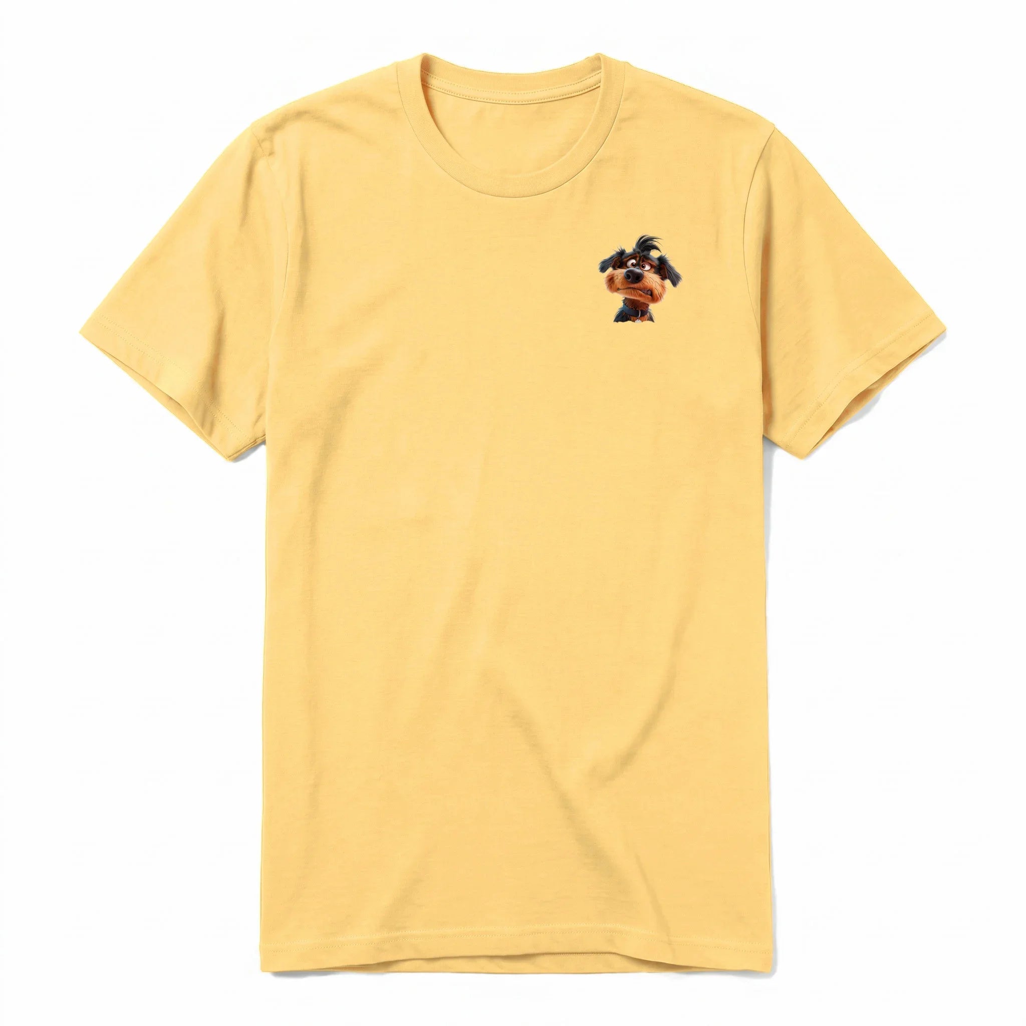 Un T-shirt moutarde à manches courtes et col rond, orné d'un motif représentant un chien sur la poitrine gauche.