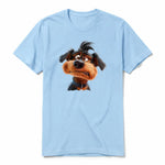 Un T-shirt poudre à manches courtes et col rond, orné d'un motif représentant un chien sur le devant.