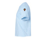 Un T-shirt poudre à manches courtes et col rond, orné d'un motif représentant un chien sur le haut de la manche gauche.