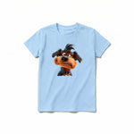 Un T-shirt poudre à manches courtes et col rond pour jeune, orné d'un motif représentant un chien sur le devant.