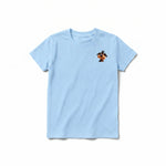 Un T-shirt poudre à manches courtes et col rond pour jeune, orné d'un motif représentant un chien sur la poitrine gauche.