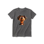Un T-shirt charbon à manches courtes et col rond pour jeune, orné d'un motif représentant un chien sur le devant.