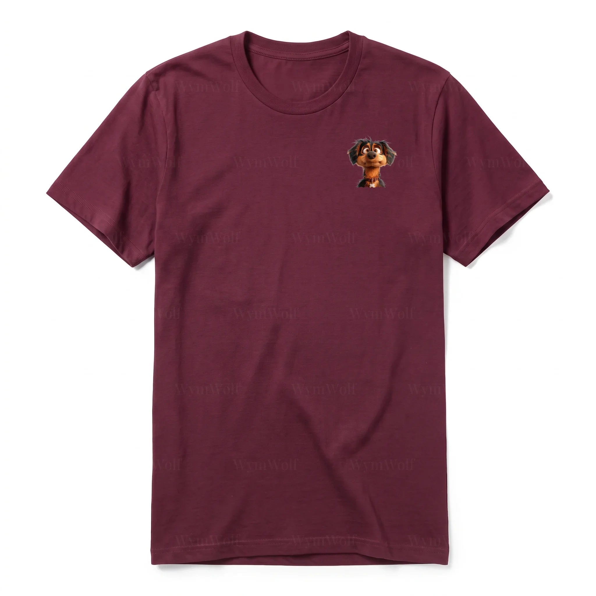 Un T-shirt marron à manches courtes et col rond, orné d'un motif représentant un chien sur la poitrine gauche.
