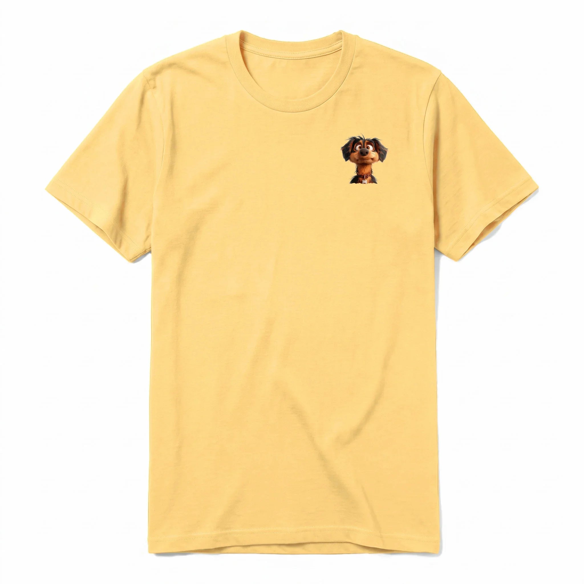 Un T-shirt moutarde à manches courtes et col rond, orné d'un motif représentant un chien sur la poitrine gauche.