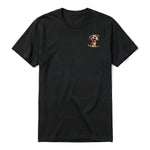Un T-shirt noir à manches courtes et col rond, orné d'un motif représentant un chien sur la poitrine gauche.